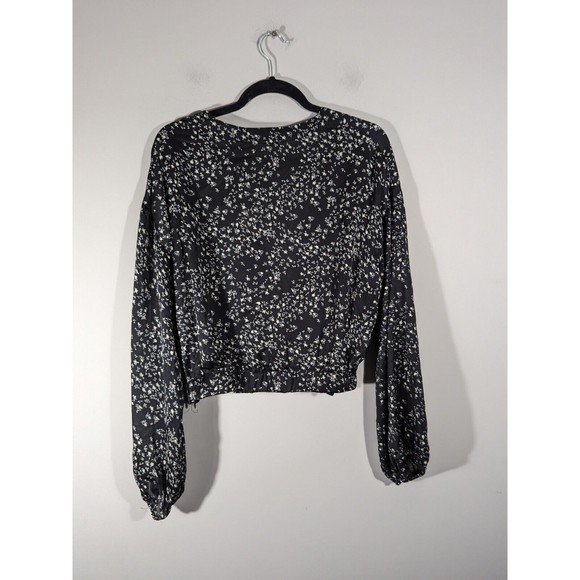 NWT ASTR The Label Black Floral Long Sleeve Faux Wrap Crop Blouse Women Size L - Picture 2 of 7